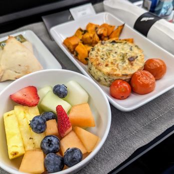 American Airlines - Business class. Included breakfast. Omelet, sweet potatoes, tomatoes, assorted fruit, and bread. Seat 5C. Airbus A321. RDU to CUN. - Airlines Near Me - Cancún, ROO