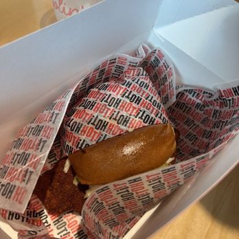 Howlin' Ray's - chicken sandwich (medium) - Southern Near Me - Pasadena, California