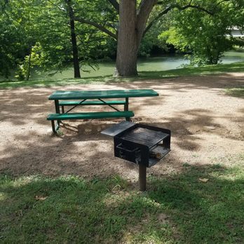 Woodlands Park - Picnic tables and grills along the creek - Parks Near Me - Austin, Texas Woodlands Park - Picnic tables and grills along the creek - Parks Near Me - Austin, Texas