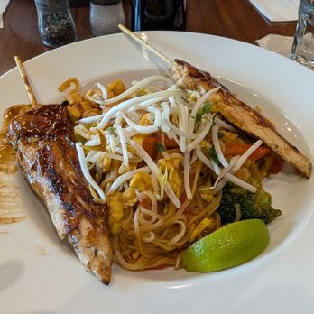 Lee Kitchen - Pad thai with shrimp and chicken - Asian Fusion Near Me - Mississauga, Ontario Lee Kitchen - Pad thai with shrimp and chicken - Asian Fusion Near Me - Mississauga, Ontario