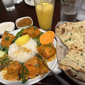 Ksherpa Dinner House - Tandoori chicken tikka, mango lassi, garlic naan bread, mango chutney, and raita. - Himalayan/Nepalese Near Me - Montpelier, Vermont