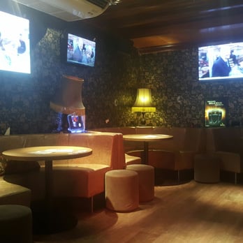 Durty Nellys - Many lounge tables, nice to have a drink or eat something in a busy setting or in privacy due to 3 bi-levels and atmospheres - Hostels Near Me - Amsterdam, New Hampshire