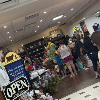 Blue Bell Creameries - Country Store - Ice Cream & Frozen Yogurt Near Me - Brenham, Texas