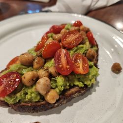 Las Chicas Bakery & Cafe - Avocado toast