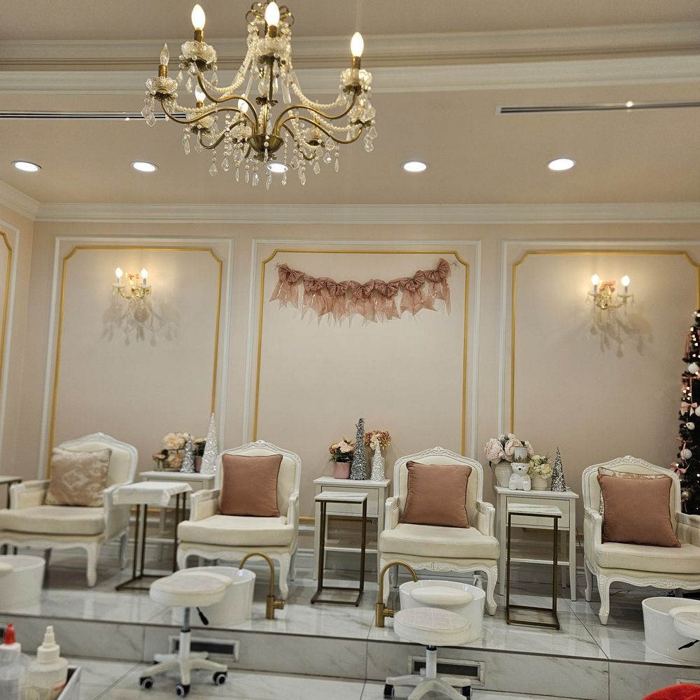 Le Petit Salon - Nail Salons Near Me - Tustin, California