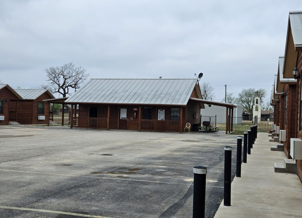 TEXAS GOLD LODGES Updated August 2024 17 Photos 203 Elm St