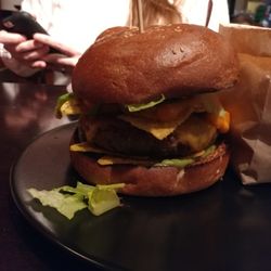 'T Koningshuis - Side view of nacho burger