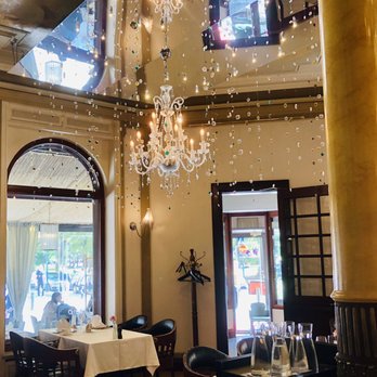 Brasserie Kämp - Crystal chandeliers - Bars Near Me - Helsinki, 18