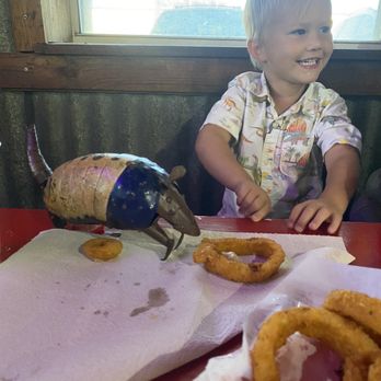 Hammond's BBQ - Even the armadillo loves the onion rings ! - Barbeque Near Me - Glen Rose, Texas