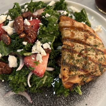 Blackwall Hitch - Salmon and Grilled Salmon & Kale Salad - Cocktail Bars Near Me - Annapolis, Maryland Blackwall Hitch - Salmon and Grilled Salmon & Kale Salad - Cocktail Bars Near Me - Annapolis, Maryland