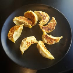 Kunthun - Gebakken pasteitjes met kip (6 €, 8 stuks).