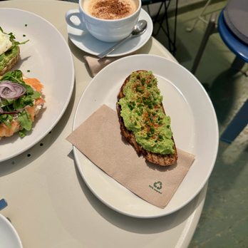 Lehmbrucks - Brot mit Avocado - Cafes Near Me - Berlin, BE Lehmbrucks - Brot mit Avocado - Cafes Near Me - Berlin, BE