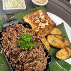 Restaurant El Gallo Pinto - Desayuno Campesino
Gallo Pinto con Carne
Rice and beans with shredded meat
