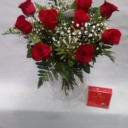 Ánforas - RAMO DE 12 ROSAS,CRISTAL Y BOMBONES A DOMICILIO 40,00 EUR