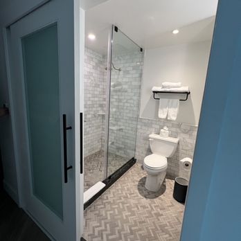EXchange Hotel Vancouver - Bathroom with sliding door and heated floors - Hotels Near Me - Vancouver, British Columbia EXchange Hotel Vancouver - Bathroom with sliding door and heated floors - Hotels Near Me - Vancouver, British Columbia