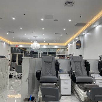 Uponavon Nail Spa - There are 6 pedicure stations on this side alone this place is huge and well done - Nail Salons Near Me - Simsbury, Connecticut
