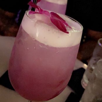 Roxanne’s - Drinks - Cocktail Bars Near Me - Boston, Massachusetts