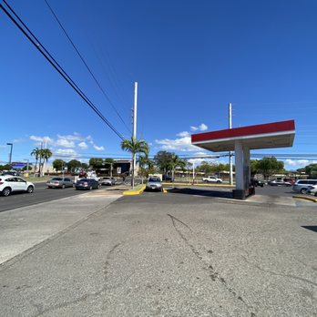 D&L Hair Salon - 7/11 gas station on the corner that houses the same parking lot as the business center the salon is located on. - Hair Salons Near Me - Ewa Beach, Hawaii