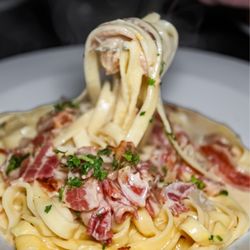 Fettuccine alla Carbonara (@joeynht)