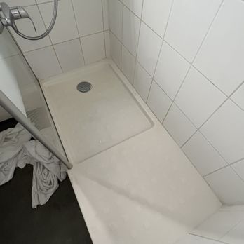 Ibis - Slippery shower floor - Hotels Near Me - Annecy, 74