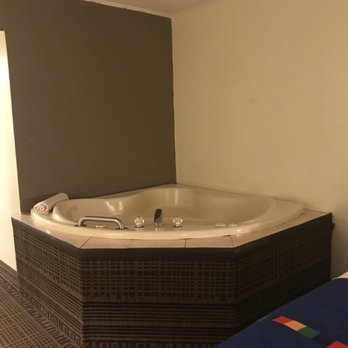 Park Inn by Radisson - The sitting tub placed right in the corner room - Hotels Near Me - West Middlesex, Pennsylvania