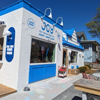 Joy Ice Cream - Even a puppy will love this place -- mine did!! - Ice Cream & Frozen Yogurt Near Me - Wauwatosa, Wisconsin