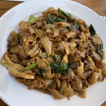 Turmeric Thai Kitchen - Pad See-Ew with chicken - Thai Near Me - La Jolla, California Turmeric Thai Kitchen - Pad See-Ew with chicken - Thai Near Me - La Jolla, California