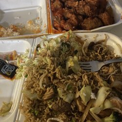 Canton Cafe - Yakisoba especial in the front and Pollo Pina in the back