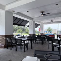 Piesanos Stone Fired Pizza - Trinity - The outdoor seating area.