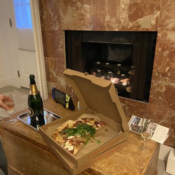 An Inn 2 Remember - We took pizza from The Red Grape back to the Inn! - Bed & Breakfast Near Me - Sonoma, California