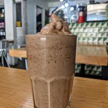Choclo Y Maíz - Snickers smoothie - light on flavor but refreshing as heck - Vegan Near Me - Guadalajara, JAL