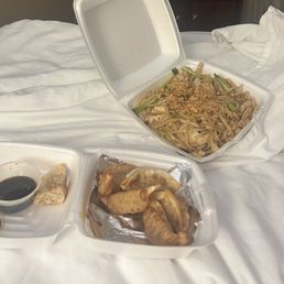 Pad Thai & Pan Fried Dumplings Pad Thai & Pan Fried Dumplings