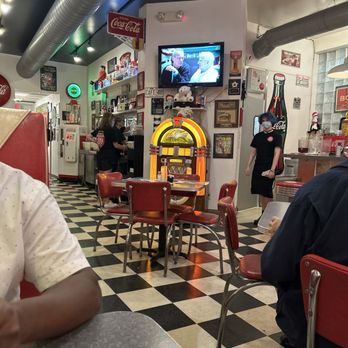Cafe Manhattan - Pizza Near Me - Saint Louis, Missouri