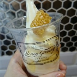 Honey Granny - 雪糕上的一個小蜂巢。