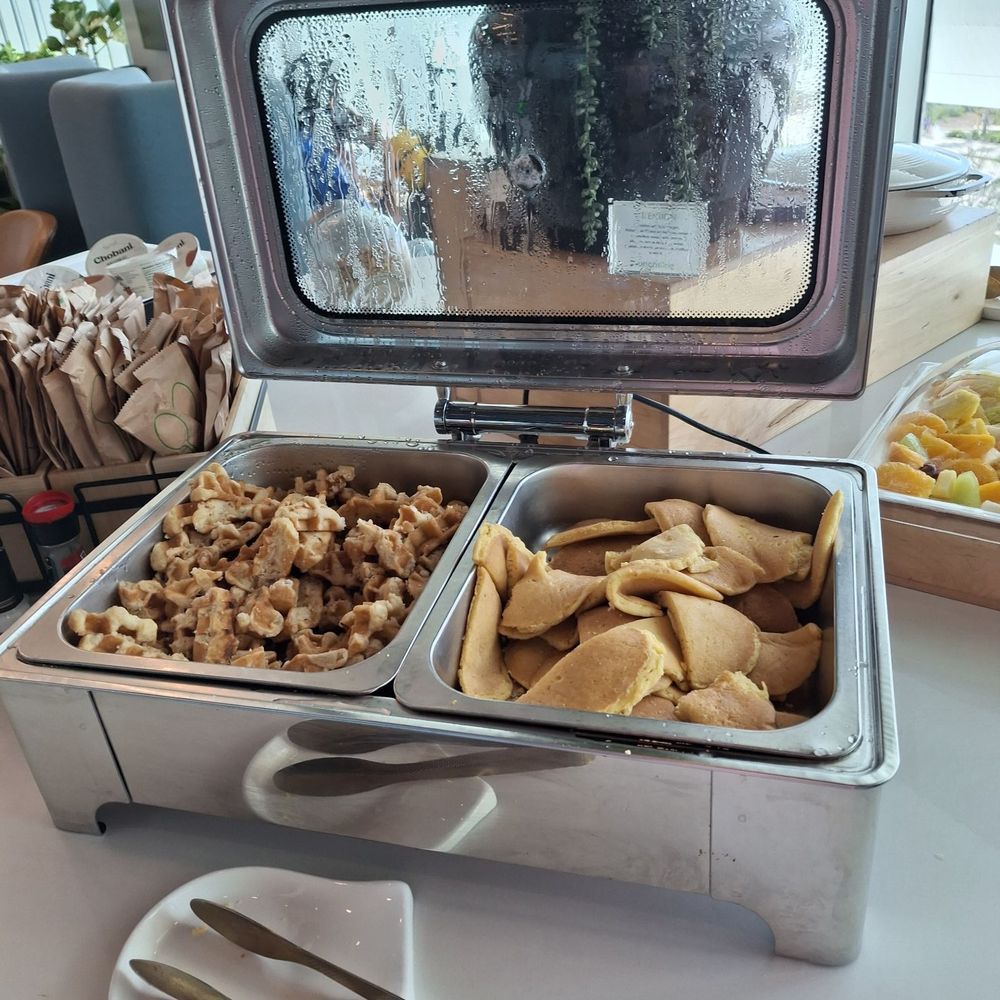 Brightline Orlando Station - Breakfast in the premium lounge - Train Stations Near Me - Orlando, Florida Brightline Orlando Station - Breakfast in the premium lounge - Train Stations Near Me - Orlando, Florida