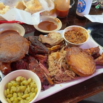 Squealer's - The sampler. - Barbeque Near Me - Meridian, Mississippi