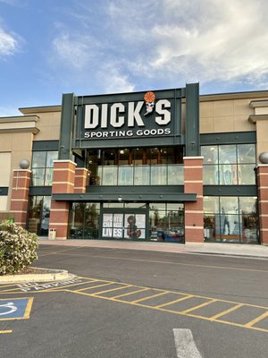 DICK'S Sporting Goods by null