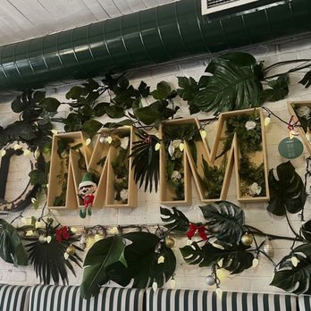 Tommy - Inside - Coffee & Tea Near Me - Montreal, Quebec