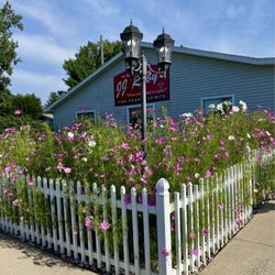JJ Rubys - Garden outside JJ Rubys.