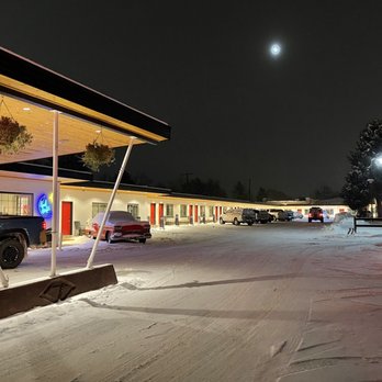 The Sapphire Motel - Twinkling lights under the car port - Hotels Near Me - Bozeman, Montana The Sapphire Motel - Twinkling lights under the car port - Hotels Near Me - Bozeman, Montana
