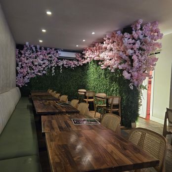 GuestHouse Restaurant & Bar - Seating area - Sports Bars Near Me - Brooklyn, New York