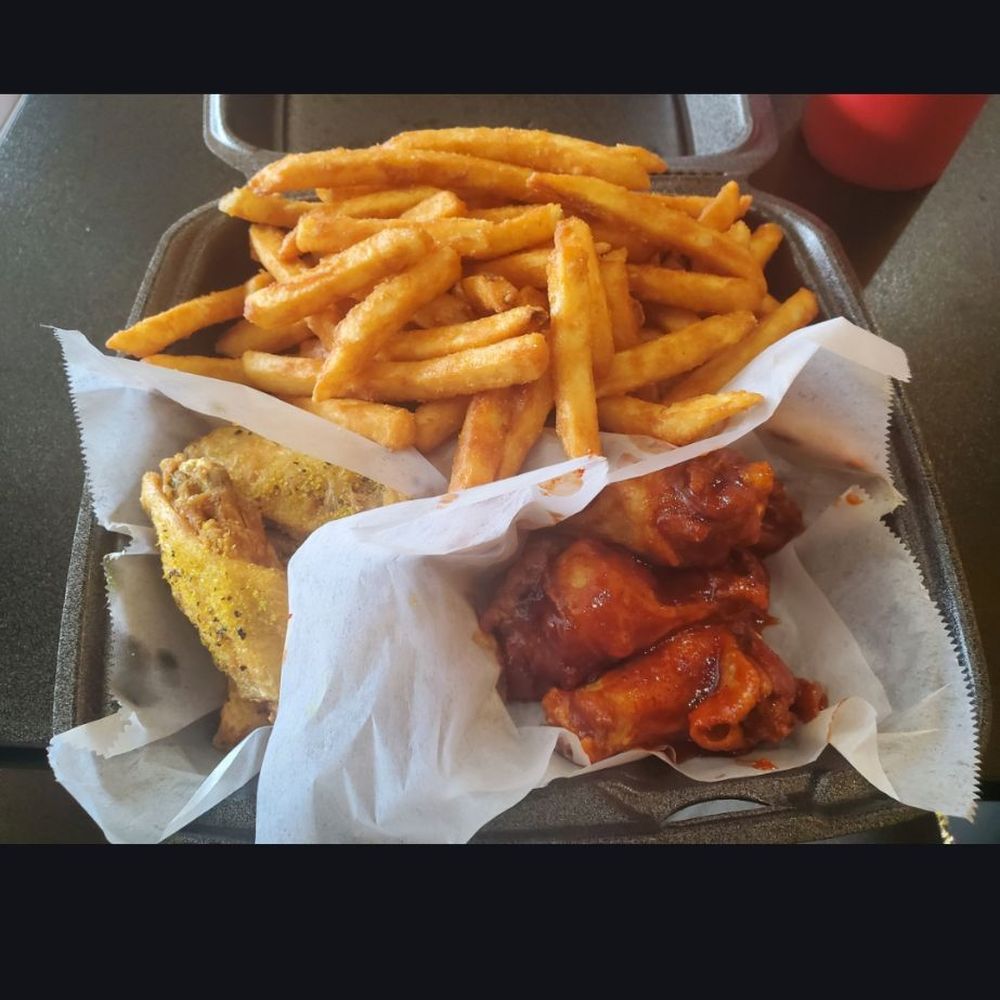Wing Dash - 10 piece wing (lemon pepper & buffalo) with fries. - Chicken Wings Near Me - Lewisville, Texas