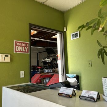 Fremont Alignment - Waiting room - Auto Repair Near Me - Fremont, California Fremont Alignment - Waiting room - Auto Repair Near Me - Fremont, California