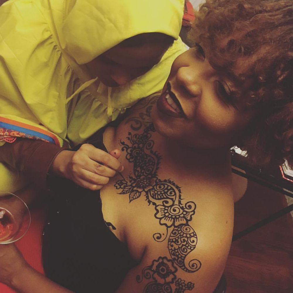 Henna Services - Zainab in action - Henna Artists Near Me Henna Services - Zainab in action - Henna Artists Near Me
