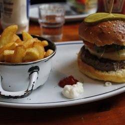 Houtsiplou - Milaneke burger + frites (€15.5) delicious!