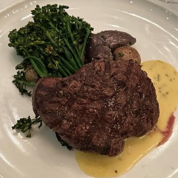 Bottega Italian Restaurant - Grilled filet with broccolini, baby potatoes, and Béarnaise sauce - Italian Near Me - Birmingham, Alabama