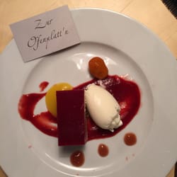 Zur Ofenplattn - Rhabarberschokoladenschnitte mit Sauerrahmeis.