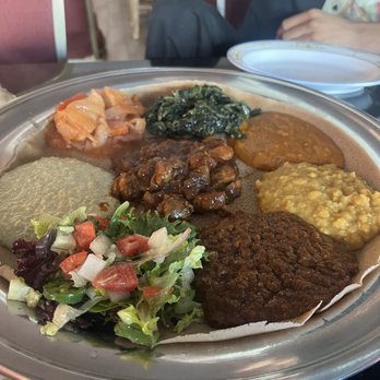 Awash Restaurant - Vegetarian plate with chicken - Ethiopian Near Me - Los Angeles, California