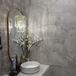 L'arte Nail Bar - I mean, this is the ladies room!