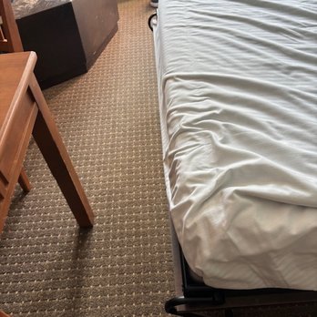 Grand Summit Resort Hotel - Pull down bed so clase to the tabl you have to carefully navigate at night to get to the bathroom; anyone of any size would hit their shins. - Hotels Near Me - West Dover, Vermont